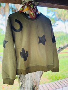 This may be the perfect sweatshirt!! Love the Olive Green Color! Screams Fall Western Style! True To Size! So soft + comfy! We will also have it available in tan soon!  Available: Small 2-4 Medium 6-8 Large 10-12 Western Applique Designs, Relaxed Fit Sweatshirt With Star Print For Fall, Relaxed Fit Star Print Sweatshirt For Fall, Casual Long Sleeve Sweatshirt With Star Print, Casual Star Print Sweatshirt For Loungewear, Trendy Fall Sweatshirt With Star Print, Fall Star Print Crew Neck Sweatshirt, Casual Fall Tops With Star Patch, Casual Long Sleeve Top With Star Patch