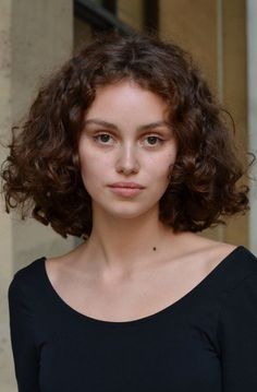 Brown Curly Hair, Short Curly Haircuts, Face Photography, Aesthetic People, Hair Reference, Body Skin Care Routine, Hair Photo, Short Curly Hair, Portrait Inspiration