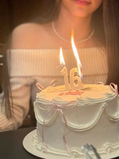 Sweet Sixteen Bday Cakes, Foto Happy Birthday Aesthetic, 17 Bday Photoshoot Ideas, Aesthetic Cakes For Girl, Birthday Photography Ideas Photoshoot, Sixteen Birthday Photoshoot, Sweet Sixteen Picture Ideas, 16 Birthday Photos, Sixteen Cake Ideas