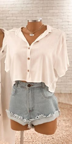 White Crop Top Outfit, Summer Outfit 2022, Crop Top Outfits Summer, White Tops Outfit, Layering Shirts, Summer Beach Outfits, Outfit Aesthetic Summer, Stylish Spring Outfit, Summer Outfit Aesthetic