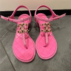 Chanel Sandals, In Excellent Condition Size 39 Chanel Party, Velvet Sandals, Logo Pink, Chanel Casual, Online Shopping Shoes, Chanel Sandals, Shopping Chanel, Chanel Vintage, Party Style