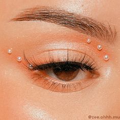 Simple Make Up With Rhinestones, Simple Makeup Looks With Pearls, Simple Makeup Looks Glitter, Pearl Rhinestone Makeup, Gem Makeup Looks Simple, Simple Pearl Makeup Looks, Pearls Eye Makeup, Pearl Face Makeup, Eye Makeup Pearls