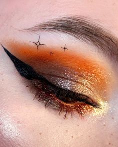 Swipe to see tutorial 🍂🧡🐦‍⬛ Made this fall look with @byuscosmetics Garden Busters palette #макияж #креативныймакияж #makeup #creativemakeup #brightmakeup #cosmetics #косметика #Halloween #halloweenmakeup #autumnmakeup #fallmakeup #orangemakeup #odenseye #gardenbusters #byuscosmetics Fall Themed Makeup, Thanksgiving Make Up, Cool Eyeshadow Looks Creative, Makeup Orange Eyeshadow, Cool Eyeshadow Looks, Thanksgiving Eye Makeup, Cool Eyeshadow, Orange Eyeshadow Looks, Project Pan