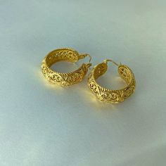 Introducing our exquisite Filigree Design Hoop Earrings, a true embodiment of elegance and craftsmanship. Specifications: Length: 30 mm | 1.2 inch Extension: 0 mm | 0.0 inch Width: 10 mm | 0.4 inch Weight: 16 grams Gold-plated Filigree Hoop Earrings, Gold Plated Filigree Hoop Earrings, Ornate Gold Hoop Jewelry, Elegant Engraved Small Hoop Earrings, Small Hoop Gold Filigree Earrings, Handmade Yellow Gold Round Huggie Earrings, Ornate Yellow Gold Hoop Earrings, Anniversary Gold Huggie Earrings Pierced, Gold Filigree Hoop Jewelry