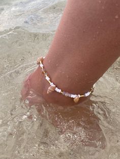 Beautiful summer vibe accessory with natural shells (and white & gold details)  Please msg me if your size is not included. :) Cute Summer Accessories, Aesthetic Summer Jewelry, Cute Beach Jewelry, Summer Anklets Aesthetic, Seashell Bracelet Diy, Jewelry With Shells, Shells Accessories, Anklets Beach, Summer Jewelry Diy