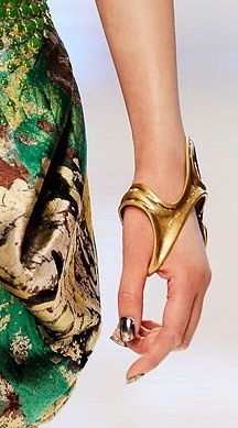 Alexander Mcqueen Bracelet, The Bangles, Arm Candy, Bling Bling, Bronzer, Statement Jewelry, Jewelry Inspiration, Gold Ring, Alexander Mcqueen