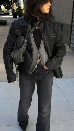 Winter Biker Jacket Outfit, Oversized Motorcycle Jacket Outfit, Bike Jacket Outfit, Biker Chic Outfits, Motorcycle Date Outfit, Denim Moto Jacket Outfit, Woman Motorcycle Outfit, Moto Outfit Women, Outfits With Black Leather Jacket