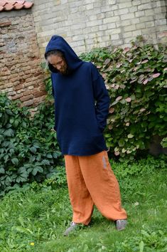 Warm cotton navy blue hoodie for man or woman. Long one with pockets and big hood. Very warm and cozy! 92% Cotton 8% polyester. Density - 280g/m2. Made in EU. Each piece is handmade, so there might be some slight changes. If you have any question, feel free to write me. SizeSleeve (in/cm)Lenght (in/cm)Width (in/cm) XS23/5035/8922/56 S24/5235/8922.8/58 M26/6335/8923.6/60 L28/6735/8924.4/62 XL30/6835/8925.2/64 * Care Instructions: Washing machine or hand wash, up to 40 oC, hang to dry. *Shipping P Long Hooded Jacket, Hoodie Jacket Men, Long Hooded Sweatshirt, Navy Blue Hoodie, Loose Hoodie, Aesthetic Hoodie, Black Sweatpants, Style Hoodie, Blue Hoodie