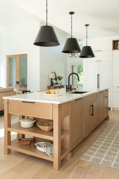 Farmhouse kitchen with an island in wood Kitchen Island Oak, Quartz Countertops And Backsplash, Wooden Kitchen Island, Kitchen Beach House, Farmhouse Lifestyle, Countertops And Backsplash, Wood Kitchen Island, Farmhouse Kitchen Island, Kitchen Designer