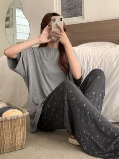 Simple Loose Solid Color Top & Ditsy Floral Pants 2Pcs Pajama Set Grey     Plain,Plants Pant Sets Non-Stretch All Women Sleep & Lounge, size features are:Bust: ,Length: ,Sleeve Length: Cute Pajama Sets Long Pants, Soft Pajama Set, Dark Academia Pjs, Pajamas Baggy, Simple Pajamas, Winter Pjs, Soft Pajama Pants, Comfy Pajamas