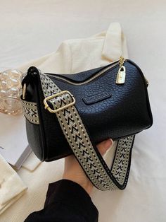 Black Shoulder Bag With Metal Zipper For Daily Use, Black Rectangular Bag With Metal Zipper, Trending Purses, Handbags Trendy, Black Bucket Bag, Hand Bags For Women, My Style Bags, Bags For Teens, Barrel Bag