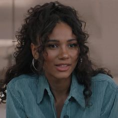 90s Curly Hairstyles Natural Hair, Fringe On Curly Hair, Curly Hair With Hairband, Carrie Bradshaw Hair Curly, Vanessa Hudgens Curly Hair, Wavy Hairstyles Black Women, 80s Curly Hairstyles, 70s Hair Curly, Curly Face Framing