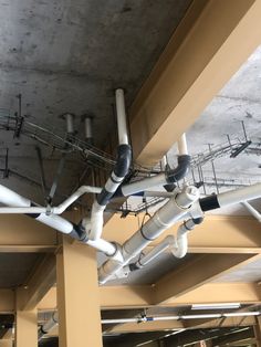 multiple wires are attached to the ceiling in an office building