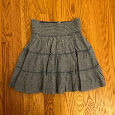 Never Worn American Eagle Skirt Casual Gray Flowy Skirt, Gray Flowy Casual Skirt, Gray High Waist Mini Skirt For Spring, Casual Gray Summer Skirt, Spring High Waist Gray Mini Skirt, Spring Gray High-waist Mini Skirt, Casual Dark Wash Lined Skirt, Gray Cotton Skirt For Spring, Spring Gray Cotton Skirt