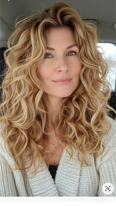 Spring Hair Color, Medium Curly Hair Styles, Chique Outfits, Haircuts For Curly Hair, Long Blonde, Long Blonde Hair, Curly Hair Cuts, Long Curly Hair, Long Curly