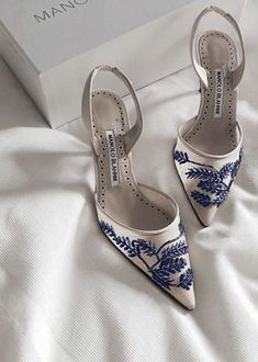 Dr Shoes, Paris Mode, Heels Classy, Couture Mode, Fancy Shoes, Shoe Inspo, Aesthetic Shoes, White Heels, Pretty Shoes