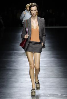 Sabato De Sarno focuses on impeccable cuts for his debut at the creative helm of Gucci. This blazer is woven from insulating wool in a single-breasted design that nips in gently at the waist. It has sharp notch lapels and double back vents for mobility. Wear yours with matching skirt to mirror the Spring '24 runway styling. Gucci Runway, Gucci Outfits, Platform Loafers, Grey Outfit, Twill Shorts, Wool Blazer, Net A Porter, Women Collection, Blazer Jacket