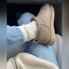 Ugg Classic Ultra Mini In The Color Antilope. Size 6** Never Worn - Nwt. Ugg Ultra Mini Outfit, Uggs Ultra Mini, Mini Uggs Outfit, Uggs Mini, Ultra Mini Uggs, Ugg Mini Boots, Studera Motivation, Ugg Boots Outfit, Herbst Bucket List