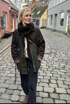 Scotland Outfit, Barbour Style, Parisian Chic Style, I Cord, Mode Inspo, 가을 패션, Mode Inspiration, Jacket Outfits