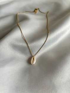 Cowrie Sea Shell Necklace, White Conch Seashell Necklace, Natural Sea Shell Necklace, Minimalist Seashell Necklace, Boho Summer Jewelry, Anniversary Gifts, Mothers Day Gift, Gift for Mom 🌸Check-out 25% off when you buy 2 or more items  FEATURES - Material:  The chain and intermediate apparatus are high quality gold plated brass. The pendant is a natural seashell. - Production Time : All items are custom made to order. Our preparation time is 1-2 working days.   DIMENSIONS - Necklace Length: 16.92 inch / 43 cm -Pendant Size: 0.31"x0.59" / (0.8cmx1.5cm) - Extension Chain Length: 1.18 inch / 3 cm  INSTRUCTIONS FOR USE - It is not recommended to enter the sea, shower or pool. - Please keep the product away from chemicals such as shampoo and detergent. 🌎 SHIPPING INFO - Preparation Time: 1-2 Conch Seashell, Sea Shell Necklace, Bracelets Design, Gold Girl, Beads Bracelet Design, Seashell Necklace, Necklace Minimalist, Necklace White, Shell Necklace