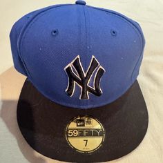 New Era Men's Ny Yankees Gray Basic 59fifty Fitted Hats Blue And White Blue Adjustable Flat Cap, Adjustable Blue Flat Cap, Blue Flat Cap For Baseball Season, Classic Blue Baseball Cap With Flat Brim, Classic Blue Snapback Fitted Hat, Classic Blue Snapback Hat For Streetwear, Blue Fitted Hat For Baseball Season Streetwear, Blue Flat Cap For Streetwear, Blue Fitted Hat For Baseball Season