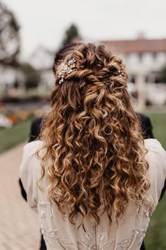 Curly Bridal Hair, Curly Wedding Hair, Bridesmaid Hair Down, Hairdos For Curly Hair, Natural Curls Hairstyles, Wedding Hair Inspiration, Curly Hair Inspiration, Penteado Cabelo Curto, Bridal Hair And Makeup