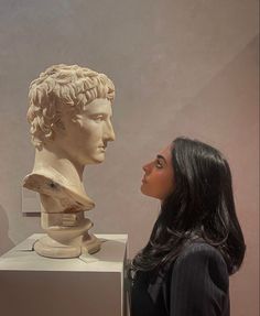 brunette with statue art museum photoshoot idea Gallery Instagram Photos, Photoshoot In A Museum, Statue Photoshoot Ideas, Cute Museum Pics, Art Gallery Photo Ideas, Moma Picture Ideas, Photoshoot Art Gallery, Art Gallery Portrait, Art In Museums