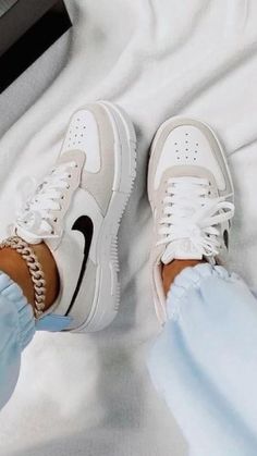 Nike Shoes Girls, Trendy Shoes Sneakers, Jordan Shoes Girls, Preppy Shoes, All Nike Shoes, Nike Air Shoes, Cute Sneakers, Cute Nike Shoes, Cute Nike