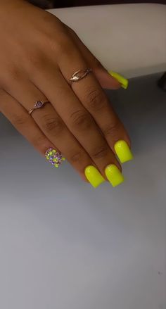 Yellow Short Nails Acrylic, Short Square Acrylic Nails Summer Yellow, Neon Nails Black Women, Lemon Juice Nails Color Designs, Natural Gel Nails Ideas Short Summer, Short Square Acrylic Nails Yellow, Neon Nails With Design, Short Acrylic Nails Neon, Neon Square Nails