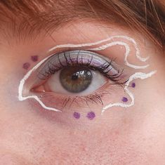 #makeup #graphiceyeliner#eyeliner #whiteeyeliner white eyeliner graphic makeup #funky makeup Wacky Eyeliner, Festival Eyeliner Ideas, Minimal Graphic Liner, Fun Easy Eyeliner Looks, Fun Colorful Eyeliner, Light Blue Eyeliner Looks, Minimal Graphic Eyeliner, Colorful Eyeliner Makeup, Asymmetrical Eyeliner