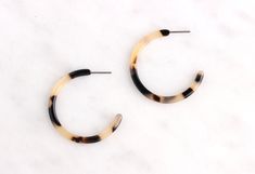 Blonde Tortoise Shell Half Hoops 35mm, 1 pair, Large Thin Hoop Earring White Marble Resin Delicate Hoops Circle Acetate Earring EAR018-35-BT Marble Resin, Earth Style, Neutral Jewelry, Diy Earring, Earring Making, Jewelry Diy, Diy Earrings, Tortoise Shell, Jewelry Making Supplies