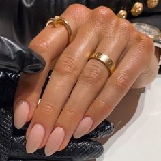 Nude Manicure, Unghie Sfumate, Kutek Disney, Nagellack Trends, Manicure Ideas, Nail Jewelry, Oval Nails