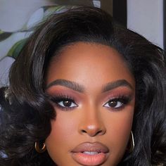 Classic Makeup Looks Black Women, Beautiful Makeup Black Women, Dark Skinned Makeup Looks, Woc Makeup Looks, All Black Makeup Looks, Dark Skin Makeup Look, Black Women Make Up, Sultry Makeup For Black Women, Eyeshadow Makeup Black Women