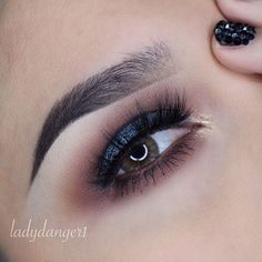 Desio Caramel Brown Photographic Makeup, Lady Danger, Pretty Makeup Looks, Chic Makeup, Makeup Needs, Makeup Tattoos, Kiss Makeup, Beauty Ideas