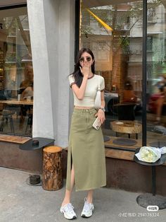 Petite Girly Outfits, Korean Street Fashion Women Summer, Korean Fashion Summer Street Styles Seoul Cute Outfits, Low Visual Weight Outfit, Maong Skirt Outfit, Feminim Style Outfit, Jeans And Crop Top Outfit, Uniqlo Women Outfit, Girly Style Outfits