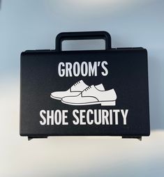 a sign that says groom's shoe security