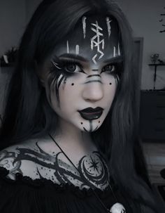 Makeup With Feathers, Dark Elf Cosplay Makeup, Witches Makeup Ideas, Tiefling Makeup, Dark Fairy Make Up, Demon Face Paint