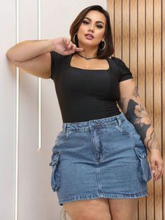 SAIA CARGO PLUS SIZE JEANS , CAIMENTO EXCELENTE NO CORPO. NÃO POSSUI LYCRA / ELASTANO,PORÉM TECIDO  PROPORCIONA CONFORTO E CAIMENTO INCRIVÉL, NÃO PRENDENDO MOVIMENTAÇÃO. POSSUI BOLSOS, PASSANTES E BOTÃO. COMPOSIÇÃO 100%ALGODÃO.  MEDIDAS:           46 CINTURA 88CM QUADRIL 104CM COMPRIMENTO 47CM           48 CINTURA 93CM QUADRIL 108CM COMPRIMENTO 47CM            50 CINTURA 96CM QUADRIL 110CM COMPRIMENTO 48CM              52 CINTURA 100CM QUADRIL 114CM COMPRIMENTO 48CM             54 CINTURA 104CM Mini Skirt Plus Size Outfit, Chubby Outfits, Coldplay Concert, Outfits Gorditas, Outfits Curvy, Looks Party, Classy Casual Outfits