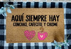 a door mat that says, aquai sempre hay conchas cafeto y chime