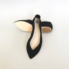 "These Pointy Toe Ballet Flats in Italian leather are so chic + super comfortable! 90s cut pointy toe flats, minimal chic, pair them with skinny jeans or wear them to add a stylish touch to every look! ► Made to order ballet flats, I will be delighted to personally handcraft a pair especially for you! ► Upper in buttery soft Black Italian leather suede ► Available in many colors, browse through my shop and let me know your favorite one, I can craft your pair in the color you prefer! https://www. Modern Black Slip-on Pointed Toe Flats, Trendy Black Pointed Toe Flats With Low Heel, Black Pointed Toe Ballet Flats Medium Width, Modern Pointed Toe Ballet Flats For Everyday, Black Pointed Toe Ballet Flats For Fall, Modern Black Pointed Toe Ballet Flats, Everyday Pointed Toe Ballet Flats For Fall, Pointed Toe Ballet Flats For Everyday, Everyday Pointed Toe Ballet Flats Medium Width