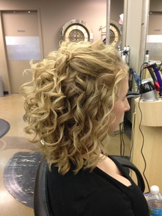 Medium Length Curly Hair, Mother Of The Bride Hair, Short Curly Haircuts, Medium Curly Hair Styles, Curly Hair Inspiration, Penteado Cabelo Curto, Hair Color And Cut, Permed Hairstyles, Curly Hair Tips