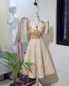 HWB - Inabel Iloco Filipiniana on Instagram: "Creamgold Inabel Filipiniana A Line Dress, custom made for our Client🇵🇭  🍂More than 500 classy and unique designs to choose from  🍂We customize from XS-Plus size  🍂Over 250 weaves/fabrics to choose from  🍂You may send in your desired design/cut for us to customize   🍂We ship worldwide via DHL  DM us for orders and inquiries  #Inabel #Abeliloco #Abeliloko #dress #filipiniana #barong #modernfilipiniana #handwoven #art #barongtagalog #malacañang  #graduationdress #oathtakingdress #eveningdress" Filipino Fashion, Grad Outfits, Fashion Drawing Dresses, Dress Sketches, Grad Dresses