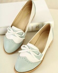 Sweet British Style Perforated Bowknot Flats . These would be so cute with distressed boyfriend jeans and a white t. Shoes With Bows, Cute Flats, Pretty Shoes, Shoe Obsession, Fashion Mode, Shoe Lover, Vintage Shoes