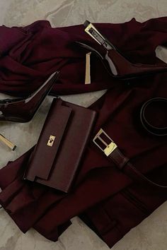 Maroon Aesthetic, Estilo Ivy, Burgundy Outfit, Burgundy Heels, Iconic Dresses, Mode Ootd, Interview Outfit, Red Outfit