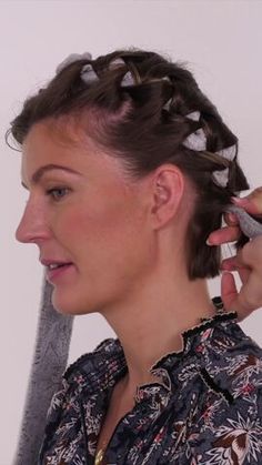 In this heatless curls short hair tutorial, I’m going to show you how to get beautiful curls in just 2 hours. Learn how to do heatless curls on short hair in this quick post. Rag Curls Short Hair, Short Hair Curlers Tutorial, Heatless Curls Scarf, Bathrobe Curls Short Hair, Robe Tie Curls Short Hair, Curl Hair With Scarf, Robe Curls Short Hair, Shoulder Length Heatless Curls, Heartless Curls On Short Hair