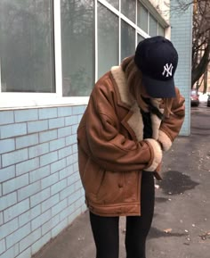 Winter Street Style, Shearling Jacket Women, Winter Street, Sheepskin Jacket, Sheepskin Coat, Coat Outfits, 가을 패션, Girl With Hat, Shearling Jacket