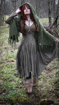 Forestpunk Outfits, Medieval Witch Costume, Woods Outfit, Hooded Shawl, Mossy Forest, Ren Faire Outfits, Strega Fashion, Ren Faire Costume