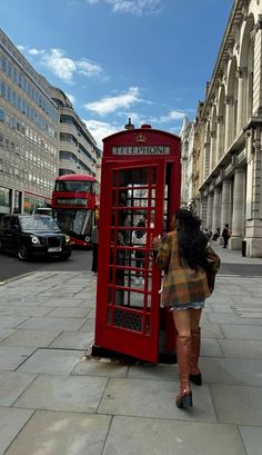 london outfit Red Phone Booth Photoshoot, Travel Manifestation, Walk Outfit, London In October, London Phone Booth, 19 Birthday, Red Phone Booth, Magnolia Parks