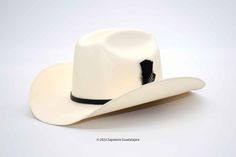 Sombrero telar en estilo Sinaloa copa chica. Pluma original. Hecho a mano por artesanos mexicano. Toquilla de piel Leather band Copa/crown: 4 1/2" (12cm) Falda/brimm: 3.5" (9cm) White Panama Hat For Western-themed Events, White Fitted Panama Hat For Western-themed Events, Fitted White Panama Hat For Western-themed Events, White Fitted Panama Hat For Western Events, Adjustable Western Hat For Cinco De Mayo, Wild Wild West, Leather Cowboy Boots, Wild West, Leather Band