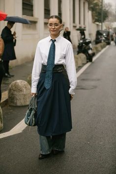 Paris Streetwear, Formal Streetwear, Skirt Styling, B Fashion, 90s Fashion Outfits, Denim Day, Woman Suit Fashion, Mode Inspo, Japan Fashion